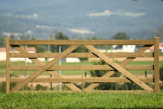 barrière bois chevaux